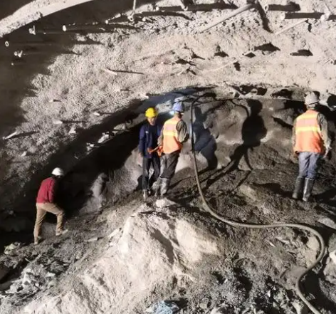 杜尔伯特隧道拱顶带模注浆料，微膨胀注浆料的特点及施工工艺